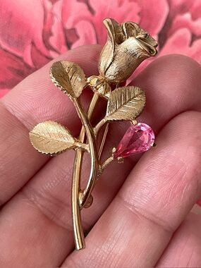 Vintage goldtone Avon rose brooch w/ pink rhinestone teardrop birth flower
